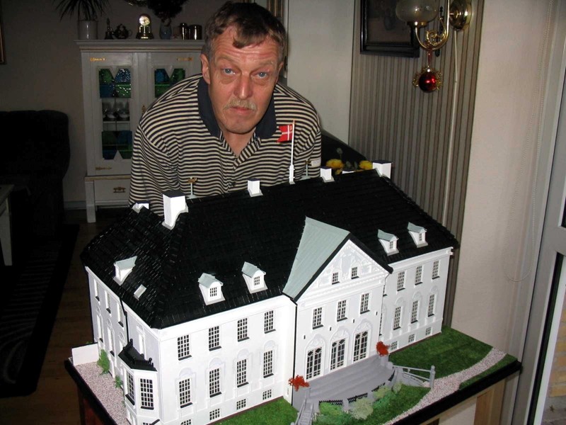 Billedet er fra 2005, hvor Jack Holt havde skabt en model af Marselisborg Slot. Nu skal han lave to modeller af Børglum Kloster. Arkivfoto