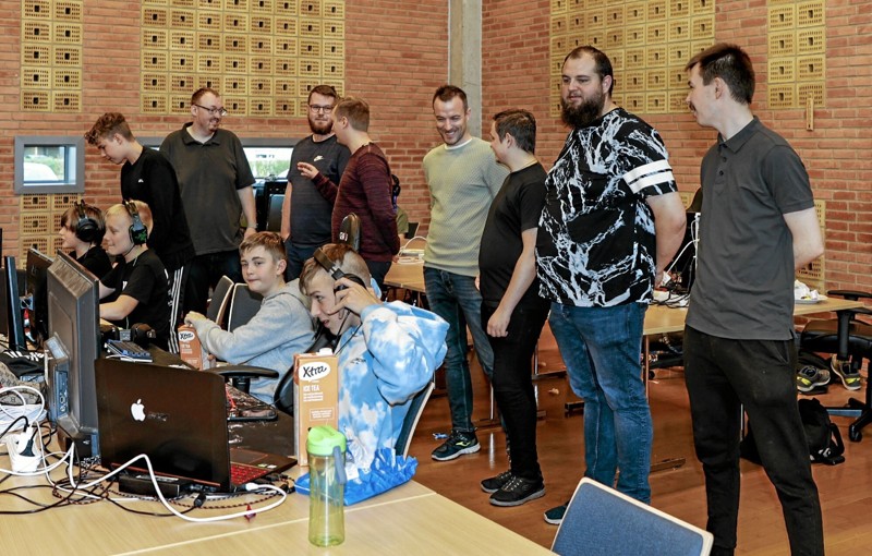 Syv voksne gamere står bag tilrettelæggelse af Østervrå LAN, og de er klar med et nyt party i uge 7 2022. Foto: Privat