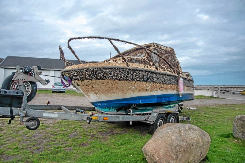Her er båden tømt for vand, men der er tydeligvis stadig et stykke arbejde at gøre med højtryksrenseren.  Foto: Mogens Lynge