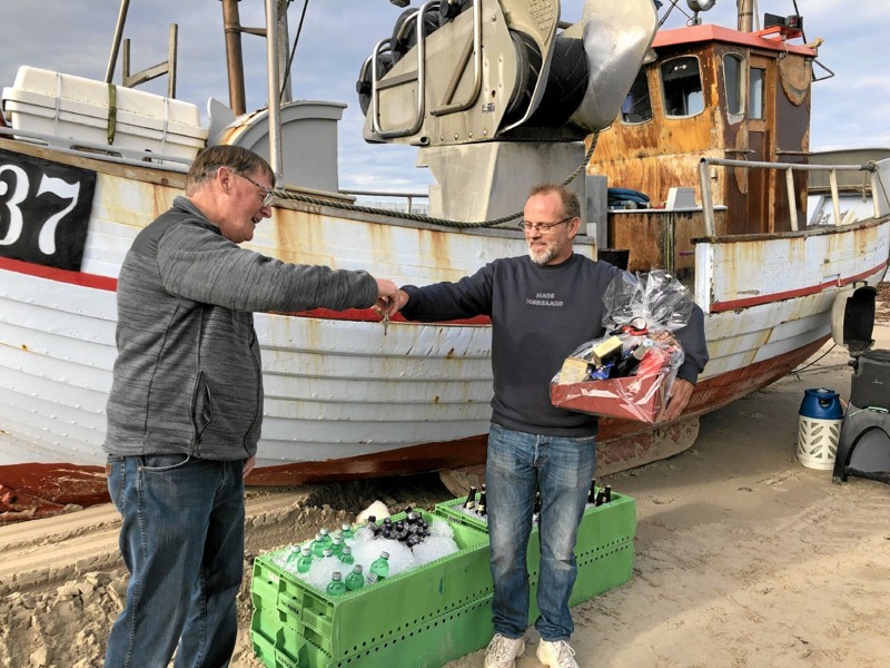 Bøgild Nielsen (tv) giver Bihamas nøgler til Henrik Nielsen, som til gengæld havde en gavekurv med til den nu tidligere fisker. Foto: Kirsten Olsen