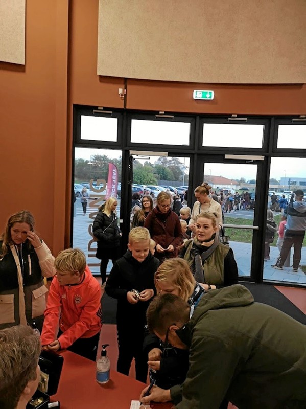 200 meter lang kø ved indgangen til Sjov Fredag. Børnene havde glædet sig til at mødes igen Foto: Gunnar Møller Nielsen