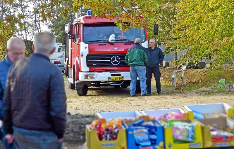 Den store brandbil, der blev parkeret ved siden af ridehallen og mellem flere boder i det fri, tiltrak sig en del opmærksomhed. Foto: Ejlif Rasmussen