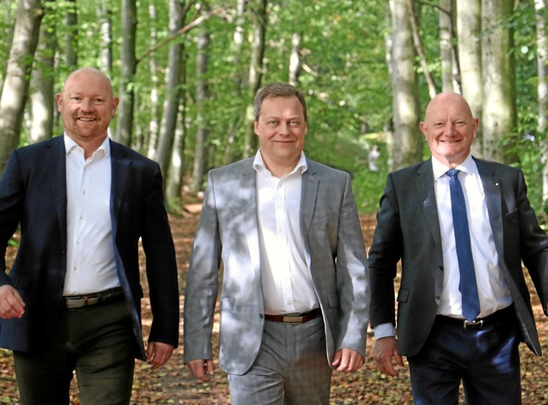 De tre advokater i spidsen for Norden Advokatfirma er fra venstre: Anders Bredgaard, adm. direktør Mads Kringelbach og Carsten Egebæk Kjeldsen. Foto: Norden Advokatfirma