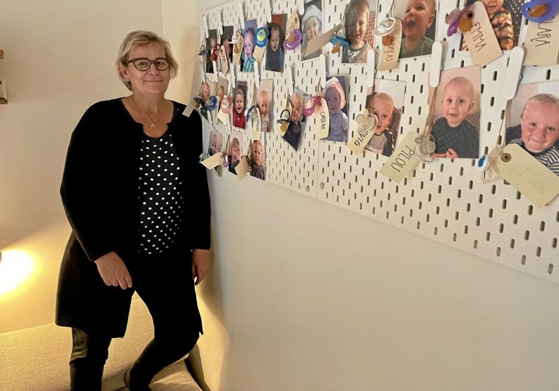 Lisbeth Busk med billeder af alle de børn, hun har haft i dagpleje. Foto: Helge Søgaard