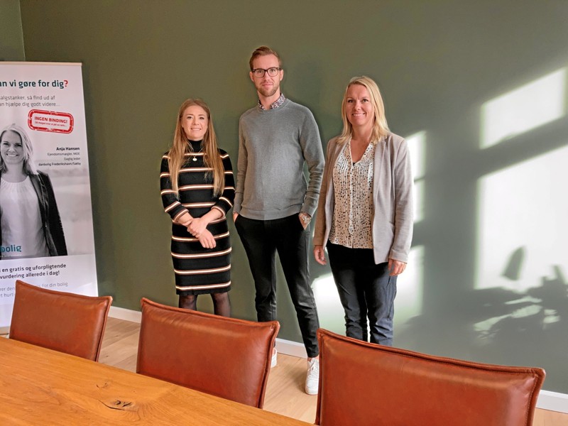 Her har vi det lokale hold i det store mødelokale - fra højre er det kontorets leder Anja Hansen, trainee Frederik Frost Waller og kontorets blæksprutte Michelle Greve.