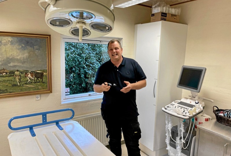 Dyrlæge Edwin Linde i operationsstuen. Foto: Helge Søgaard