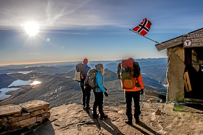 Kun 2,5 times kørsel fra Oslo ligger Gaustatoppen, der med sine imponerende 1.883 meter over havet, er det punkt i Norge, hvor man kan se det største geografiske område