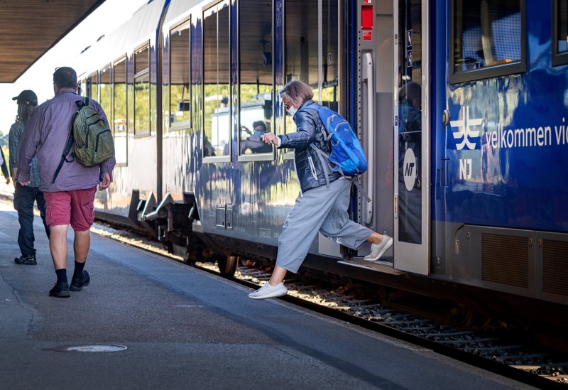 Sådan skal passagerne springe af toget i dag, og de kan risikere at falde. Men nu er der fundet penge til at få perronen hævet. Arkivfoto: Torben Hansen.