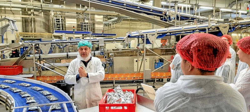 Fabrikschef Dan Knudsen viser produktion hos Scandic Food frem til htx-elever fra htx Hjørring.
