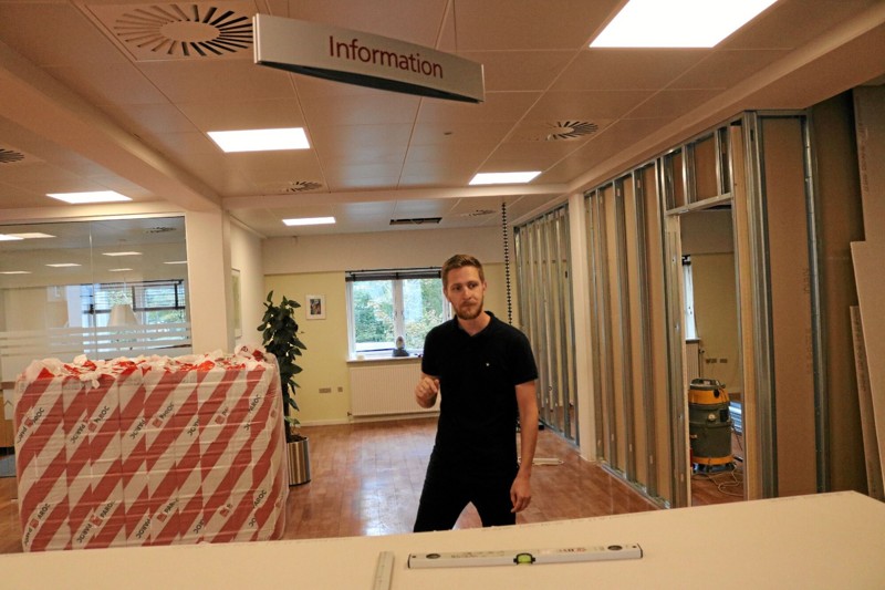 Afdelingsdirektør Lasse Kjærsgaard Stidsborg glæder sig til at byde kunderne indenfor i de nye lokaler i Vestergade 3. Foto: Tommy Thomsen