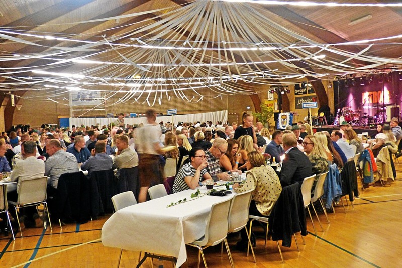 Den store idrætshal i Als var fyldt med gæster, der spiste flere hundrede kg. schnitzel på tysk maner. Foto: Ejlif Rasmussen