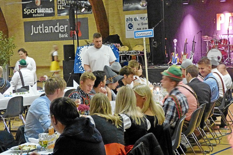 Mange af gæsterne havde klædt sig sydtysk, og de var bænket ved lange borde, der hver havde et tysk bynavn. På billedet Dortmund. Foto: Ejlif Rasmussen