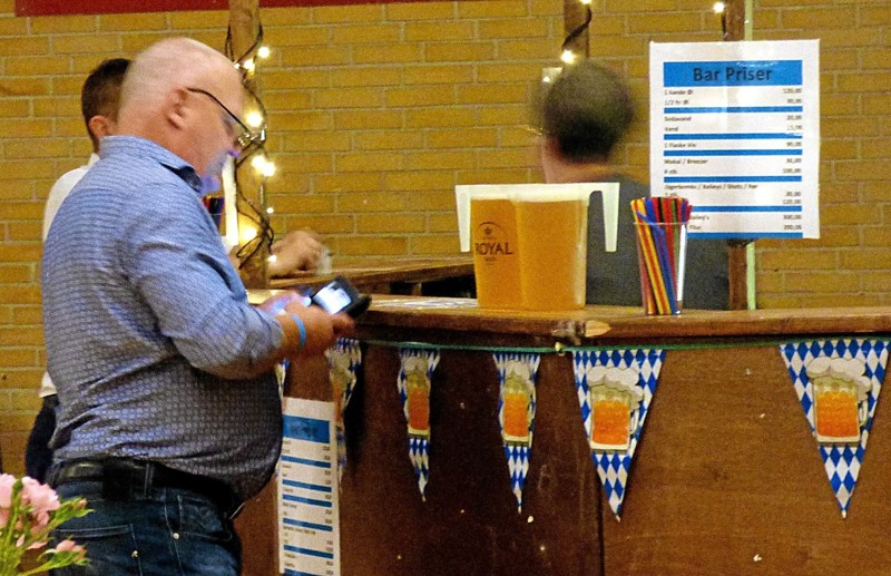 Selv om man var til fest og på vej efter øl, kunne man godt følge med i, hvordan det gik det danske fodboldlandshold. Foto: Ejlif Rasmussen