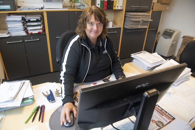 Selv om Laila Mølholt elsker at være i aktivitet rundt om i Brønderslev Hallerne, foregår en god bid af hendes arbejdstid bag skrivebordet.  Hendes arbejdsplads er en vidt forgrenet virksomhed, som kræver både administration, konstant planlægning og kalenderkoordinering.