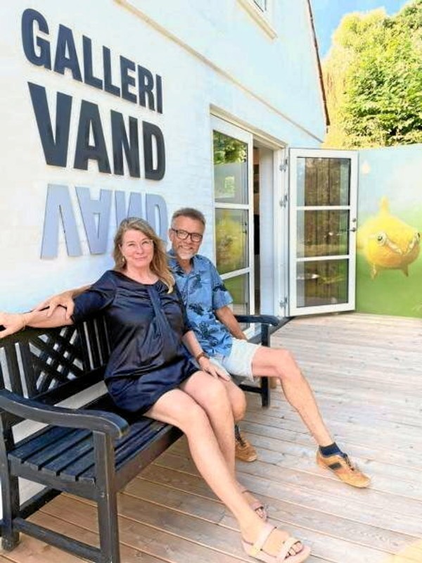Lars Nedergaard og Anne-Mette Hansen er flyttet til Lønstrup for at være helt tæt på havet. Her har parret åbnet Galleri Vand.