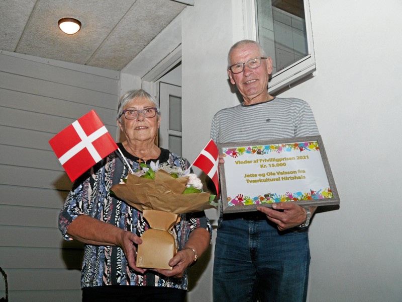 Vinderne af prisen blev Jette og Ole Valsson, som i mange år har været frivillige i Tværkulturel Hirtshals. Foto: Hjørring Kommune