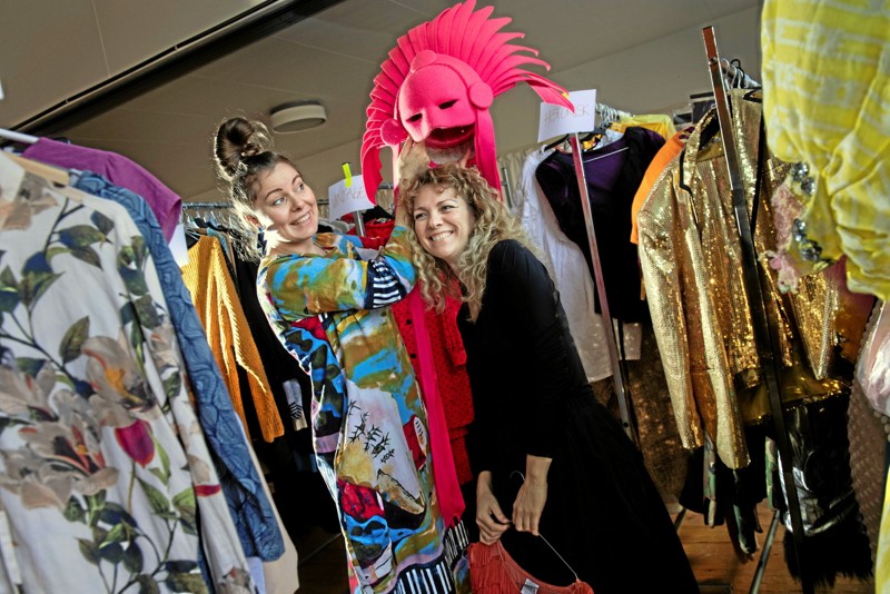 Udover kostumer er der også en række rekvisitter til salg - fra sjove hatte til f.eks. en skammel formet som lakridskonfekt. Foto: Aalborg Teater/Lars Horn