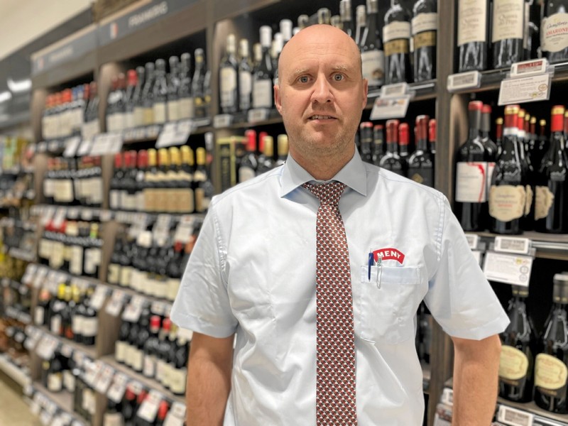 38-årige Dennis Lisberg Mouritsen startede 1. oktober som ny butikschef hos Meny i Hobro, hvor han på sigt er udset til at afløse købmand Frede Thisted. Foto: Jesper Bøss