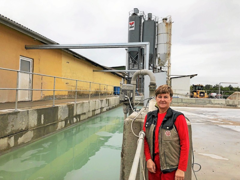 Rikke Jørgensen ved det nye anlæg hvor vandet bliver renset og genbrugt op til 10 gange. Foto: Kirsten Olsen