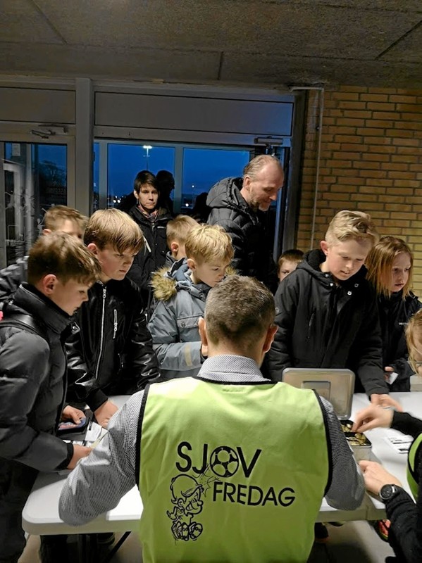 Børnene har altid afleveret en seddel med navn, som bruges ved lodtrækningen kl. 8.30 Foto: Gunnar Møller Nielsen