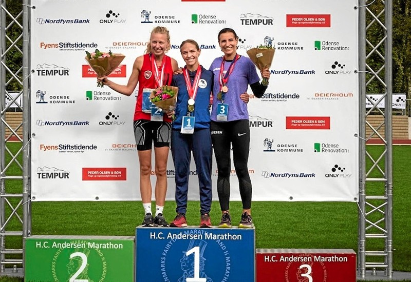 Lene Broberg på sejrsskamlen i Odense sammen med løbets nummer 2, Pia Englyst, Rødovere og nummer 3, Regina Aagaard, Skanderborg. Foto: Privat