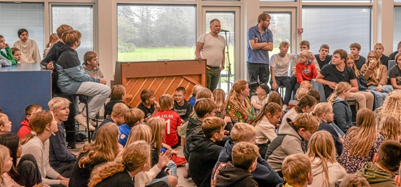 Skoleleder Klaus Toft holdt tale og slog bl. a. et slag for beplantningens muligheder i leg. Foto: Mogens Lynge