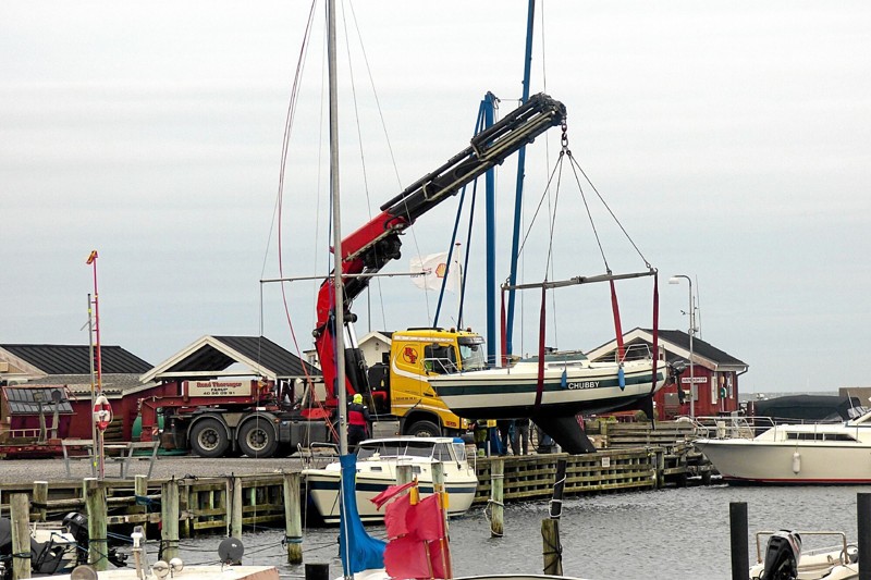 En stor mobilkran løfter bådene op af havnebassinet og kører dem til opbevaringspladsen. Foto: Ejlif Rasmussen