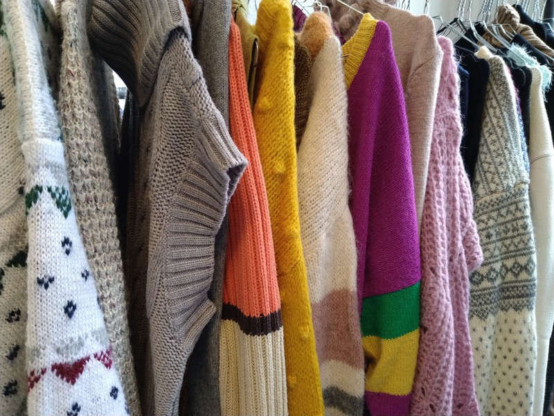Drømmer du om at gå vinteren i møde i spraglet strik? Så er det Redens Genbrugsbutik i Danmarksgade, du skal besøge. Foto: Sarah Thun