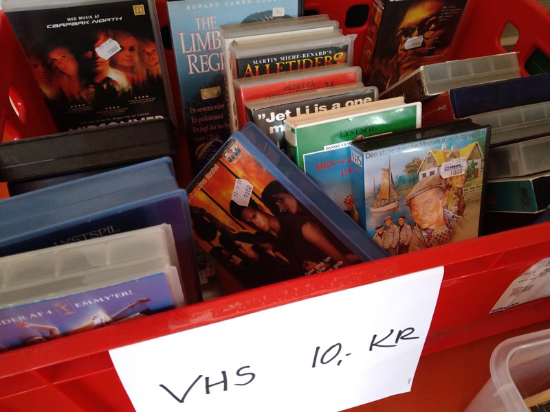 I butikken her, kan du købe VHS'er for 10 kroner. Lidt pebret for noget helt ubrugeligt eller en god pris for en samler? Foto: Sarah Thun