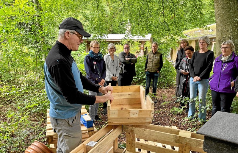 Cirka 20 personer lærte om gode forhold for pindsvin i haven. Foto: Helge Søgaard