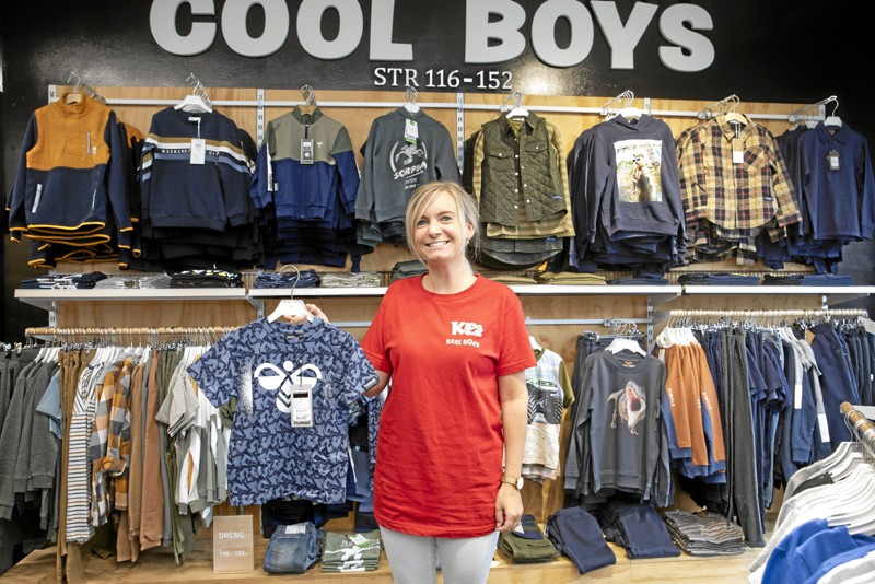 De store drenge har fået deres helt eget univers i butikken, med masser af cool tøj - som fx de nye varer i camo stil fra Hummel. Foto: Michael Madsen