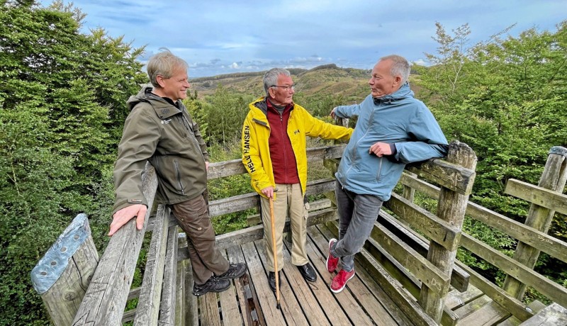 Fra venstre skovfoged Leif Lyngsø fra Naturstyrelsen, ingeniør Bendt Zinck og Jens Peter Zinck højt til vejrs. Foto: Helge Søgaard