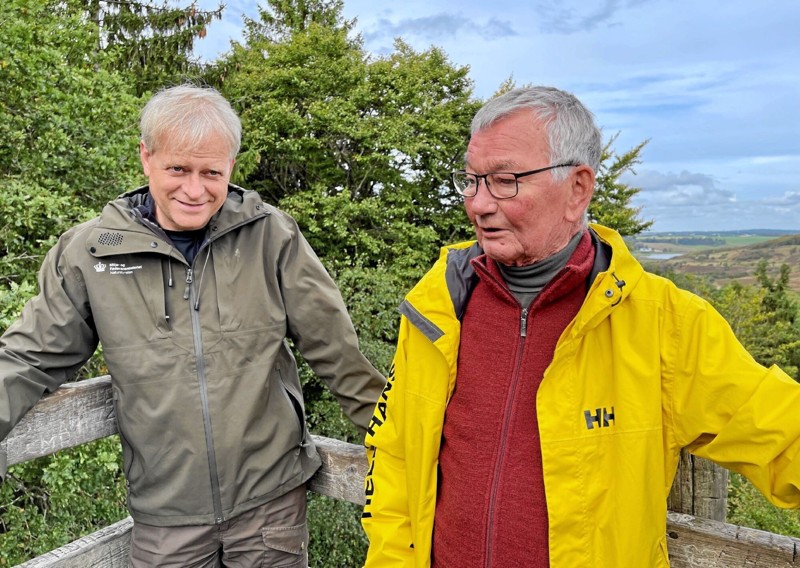 Skovfoged Leif Lyngsø og ingeniør Bendt Zinck fik en god snak om tårnet - oppe i tårnet. Foto: Helge Søgaard