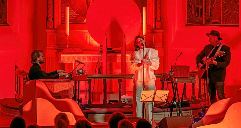 Koncerten i Løgstør Kirke blev afviklet i en dæmpet og hyggelig belysning. Foto: Mogens Lynge
