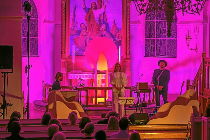 Sangeren skabte en flot stemning i kirken, og rummet var perfekt til hendes sangvalg. Foto: Mogens Lynge