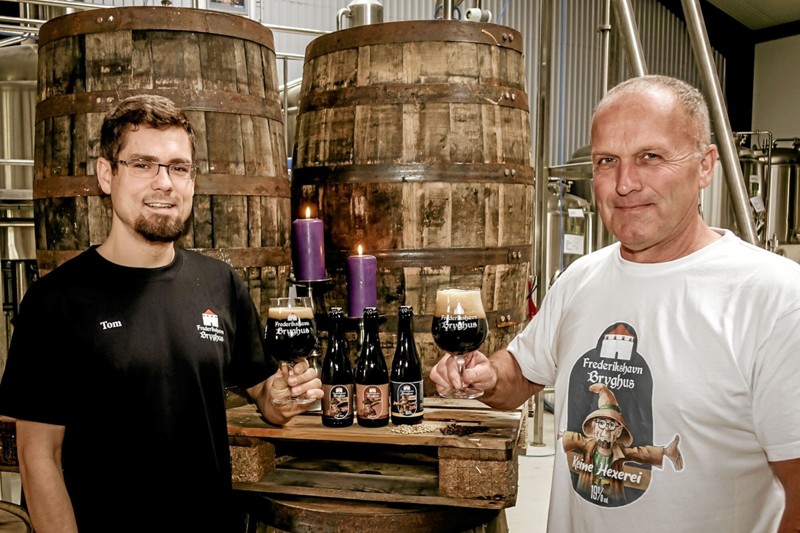 Indehaver af Frederikshavn Bryghus Lars Trie præsenterede sammen med brygmester Tom Shafferhans tre nye øl, lagret på egetræsfade fra Stauning Whisky. Foto: Peter Jørgensen