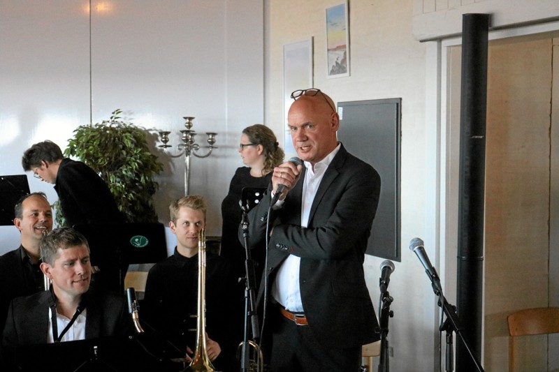 Formand for Sæby Big Band, Hans Clausen byder velkommen til jubilæumskoncerten. Mellem numrene underholdt formanden med anekdoter fra sit virke som musikskolelærer og som musiker i bigbandet. Foto: Tommy Thomsen