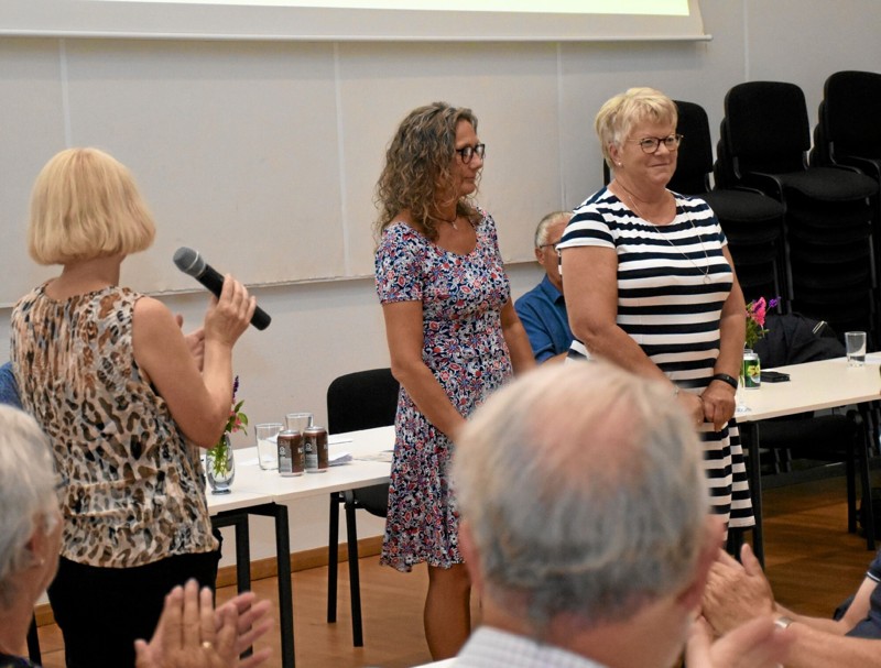 Formand Anna-Grethe Overby takkede Susanne Dacke og Inger Nielsen for deres mangeårige virke og indsats i Sæby Borgerforening. Foto: Privatfoto