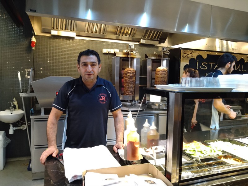 Selcuk Basak er selv fra Ankara i Tyrkiet. Han startede familierestauranten Alanya i Hjallerup for 10 år siden. Nu bor han i Aalborg og bruger meget tid på omstillingen fra kebabsted til tyrkisk restaurant. Foto: Sarah Thun