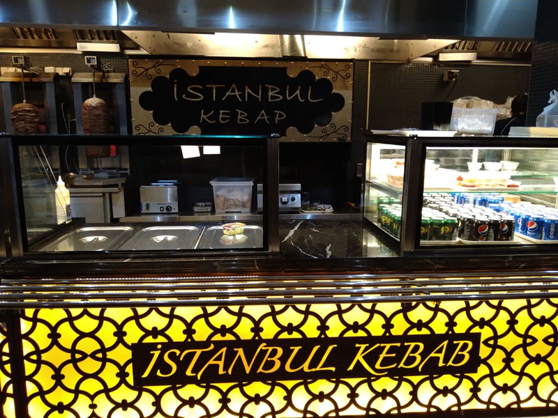 Der er blevet skruet gevaldigt op for de tyrkiske vibes inde i restauranten. Blandt andet har køkkenet fået en omgang, hvor en tyrkisk grill er sat op ved siden af de klassiske kebabgrillspyd. Foto: Sarah Thun