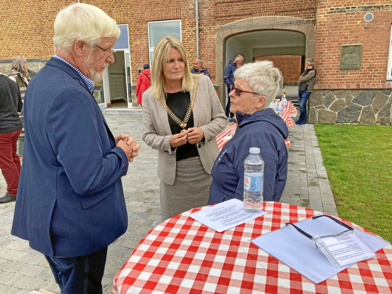 Direktør Kim Madsen, borgmester Birgit Hansen og formand Fie Mølholt forud for grundstensnedlæggelsen