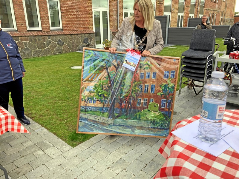 Lene Palm Larsens smukke maleri af Ørnevejens Skole havde borgmester Birgit Hansen med til den nye afdelingsbestyrelse.