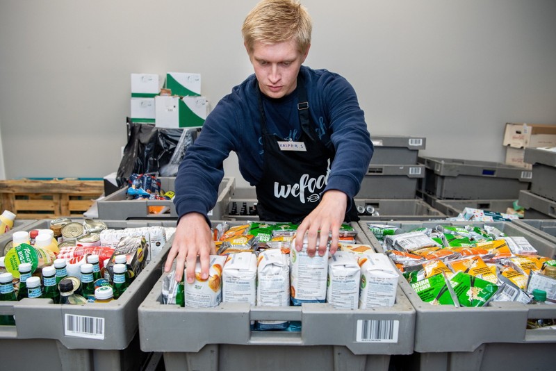 24-årige Kasper Sørensen bruger en del af sin tid på at være frivillig i den nye Wefood-butik på Godsbanen. Foto: Henrik Bo