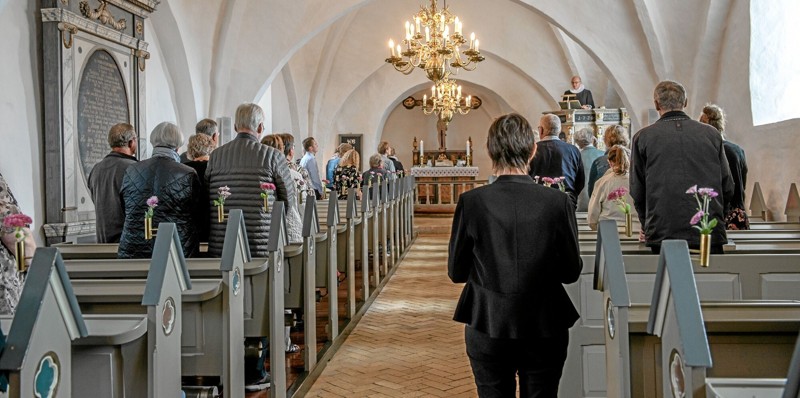 Indsættelsen er på plads, og den nye præst har indtaget prædikestolen. Foto: Mogens Lynge