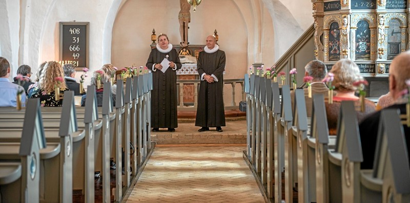 Provst Hanne Pedersen med ordinationen fra biskoppen, som blev læst op. Foto: Mogens Lynge