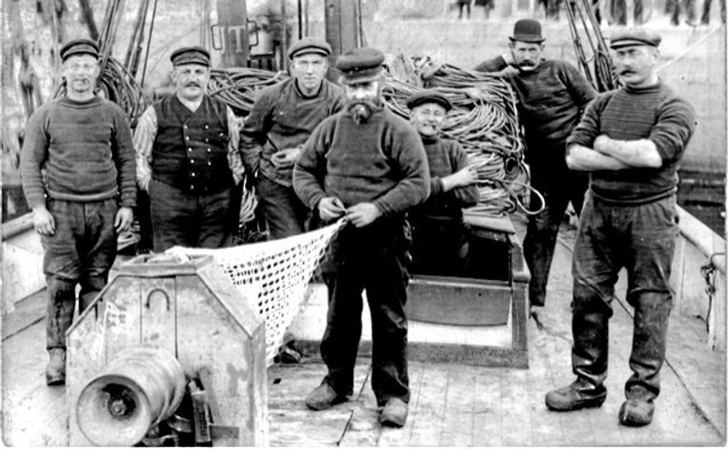 Jubilæumsbogen om Strandby Fiskerihavn er rigt illustreret med såvel gamle som nye fotos. Her fiskere på Strandby Havn i starten af 1900-tallet.