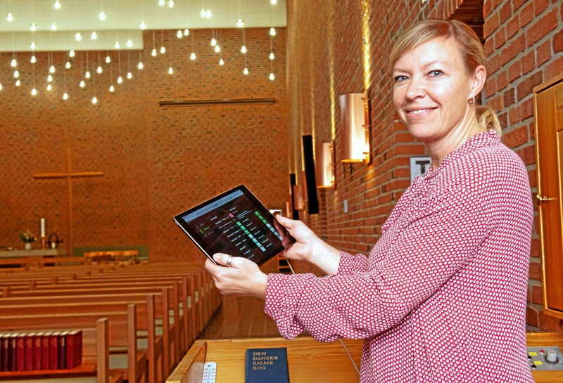Kirketjener Christine Lindby Baumbach styrer den nye stjernehimmel. Foto: Carsten Thomasen