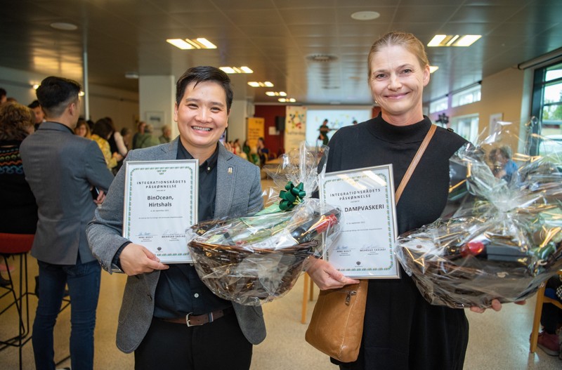 Binh Nguyen fra BinOcean i Hirtshals, og Stina Nordmand Rasmussen fra Vrå Dampvaskeri fik overrakt Integrationsprisen, da Hjørring Kommune i går inviterede til Kulturdag.