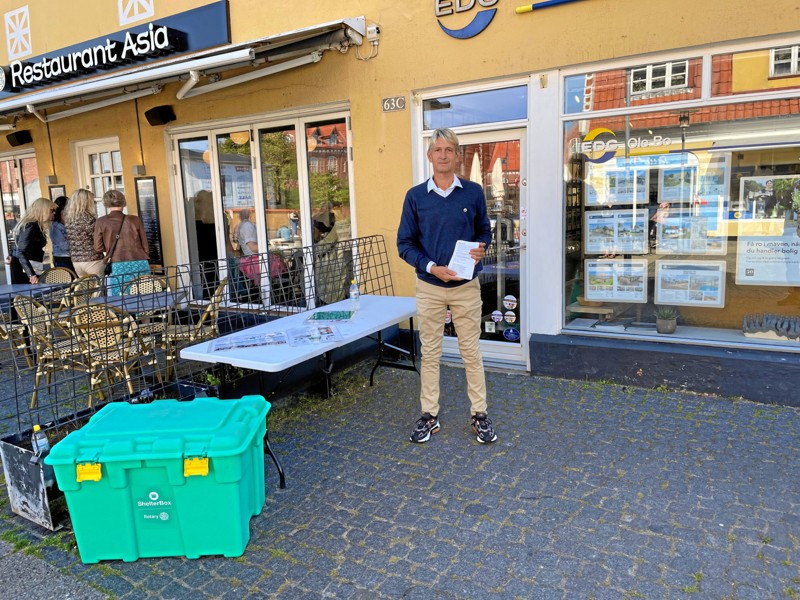 Jens Gram, fra Skagen Rotary Klub, var på gågaden for at informere om ShelterBox projektet.d$ID/NormalParagraphStyle: