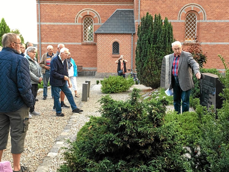 De godt 30 deltagere gik først en lille tur på kirkegården, hvorefter vandringen fortsatte digitalt i Østervrå Kirke. Foto: Åse Bakland